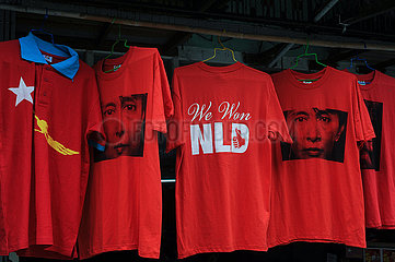 Yangon  Myanmar  T-Shirts mit Abbild von Aung San Suu Kyi und der Partei NLD an einem Strassenstand