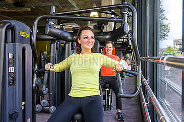 Fitnesstraining in Zeiten der Corona Pandemie  Oeffnung FitX Fitnesstudio  Lockerungen in Essen  Nordrhein-Westfalen  Deutschland