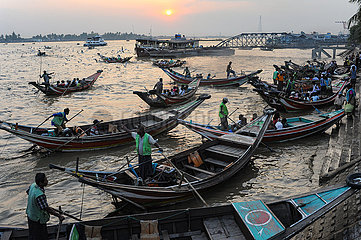 Yangon  Myanmar  Flusstaxis warten am Ufer des Yangon River auf Fahrgaeste