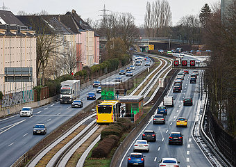 Stadtverkehr auf der Autobahn A40  Essen  Nordrhein-Westfalen  Deutschland