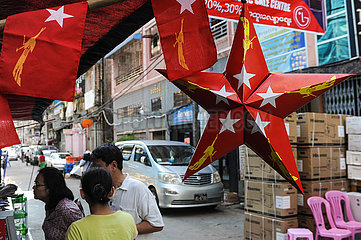 Yangon  Myanmar  Roter Stern und Faehnchen mit dem Logo der Partei NLD