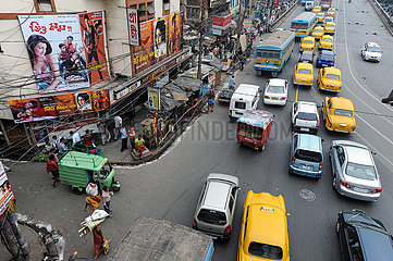 Kalkutta  Indien  Alltaegliche Strassenszene und Verkehrschaos in der indischen Metropole