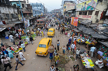 Kalkutta  Indien  Alltaegliche Strassenszene mit Menschenmassen in der indischen Metropole