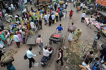 Kalkutta  Indien  Alltaegliche Strassenszene mit Menschenmassen und Rikscha in der indischen Metropole