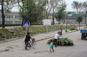 Kaesong  Nordkorea  Alltaegliche Strassenszene mit Menschen und spaerlichem Verlehr