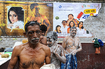 Kalkutta  Indien  Eine Gruppe Maenner waescht sich an einem kommunalen Waschplatz auf der Strasse