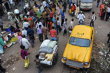 Kalkutta  Indien  Alltaegliche Strassenszene mit Menschenmassen und Taxi in der indischen Metropole