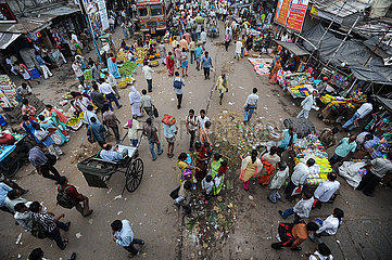Kalkutta  Indien  Alltaegliche Strassenszene mit Menschenmassen in der indischen Metropole
