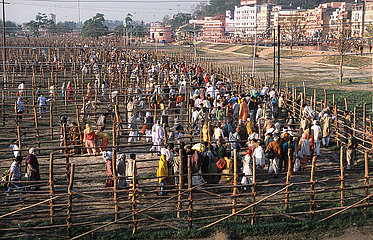 Haridwar  Indien  Pilger auf dem Weg zum heiligen Ganges waehrend des Kumbh Mela Festes
