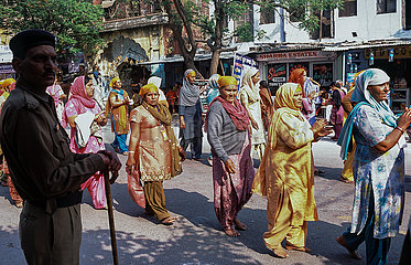 Haridwar  Indien  Pilger auf ihrem Weg zum heiligen Ganges waehrend des Kumbh Mela Festes