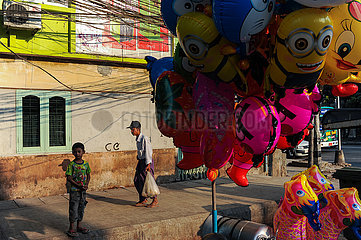 Yangon  Myanmar  Strassenszene mit bunten Luftballons in der ehemaligen Hauptstadt