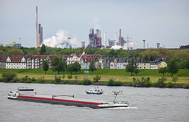 Ruhrgebietslandschaft am Rhein mit ThyssenKrupp Steel  Duisburg  Nordrhein-Westfalen  Deutschland