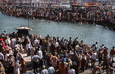 Haridwar  Indien  Pilger scharen sich am Har Ki Pauri Ghat waehrend des heiligen Kumbh Mela Festes