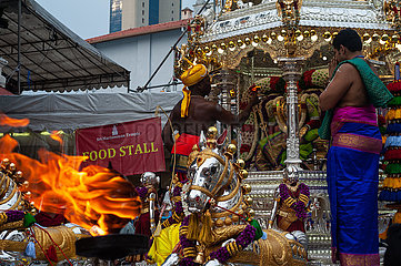 Singapur  Republik Singapur  Traditionell religioese Zeremonie vor einem hinduistischen Tempel in Chinatown