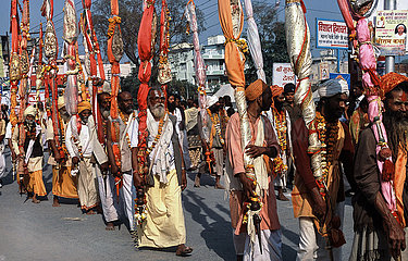 Haridwar  Indien  Pilger auf ihrem Weg zum heiligen Ganges waehrend des Kumbh Mela Festes