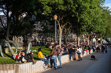 Porto  Portugal  Menschen treffen sich und geniessen die Abendsonne mit Aussicht ueber die Stadt