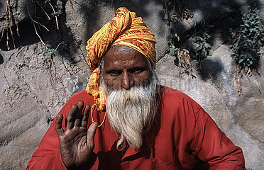 Haridwar  Indien  Alter baertiger heiliger Mann (Sadhu) mit Turban posiert auf dem Kumbh Mela Fest fuer ein Foto