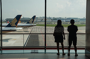 Singapur  Republik Singapur  Blick aufs Vorfeld von der Aussichtsgalerie im Terminal 1 des Flughafen Changi