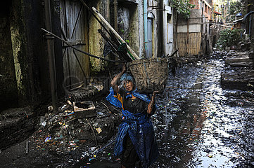 Yangon  Myanmar  Abwasserkanalreiniger saeubert die offene Kanalisation der Stadt