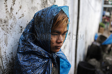 Yangon  Myanmar  Portrait eines Abwasserkanalreinigers der die offene Kanalisation der Stadt saeubert
