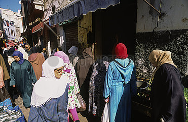 Casablanca  Marokko  Frauen gehen durch enge Gassen ueber einen Strassenmarkt in der Altstadt