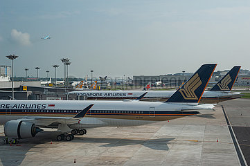 Singapur  Republik Singapur  Flugzeuge der Singapore Airlines auf dem Vorfeld am Flughafen Changi
