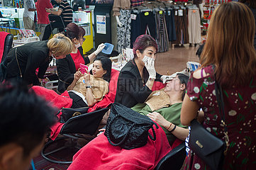 Singapur  Republik Singapur  Frauen lassen sich ihre Augenbrauen in Chinatown zupfen