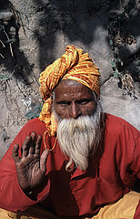 Haridwar  Indien  Alter baertiger heiliger Mann (Sadhu) mit Turban posiert auf dem Kumbh Mela Fest fuer ein Foto