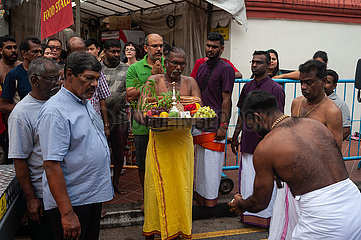 Singapur  Republik Singapur  Traditionell religioese Zeremonie vor einem hinduistischen Tempel in Chinatown