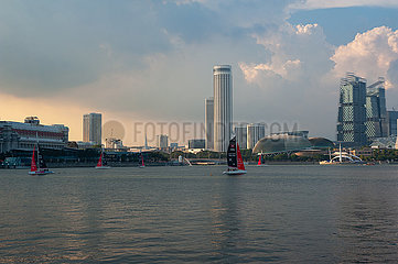 Singapur  Republik Singapur  Blick von der Uferpromenade in Marina Bay auf die Innenstadt waehrend der Coronapandemie