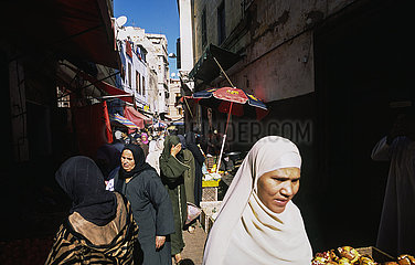 Casablanca  Marokko  Frauen gehen durch enge Gassen ueber einen Strassenmarkt in der Altstadt
