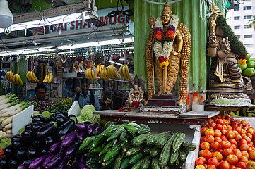 Singapur  Republik Singapur  Lebensmittelgeschaeft mit Gemuese und hinduistischen Statuen in Little India