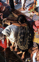 Haridwar  Indien  Pilger beten am Har Ki Pauri Ghat waehrend des heiligen Kumbh Mela Festes