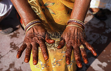 Haridwar  Indien  Henna-Bemalung auf Haenden einer Frau beim heiligen Kumbh Mela Fest