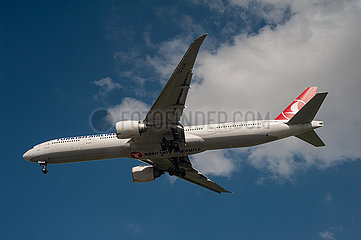 Singapur  Republik Singapur  Boeing 777 Passagierflugzeug der Turkish Airlines beim Landeanflug auf den Flughafen Changi