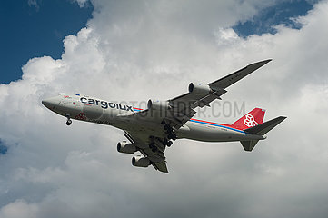 Singapur  Republik Singapur  Boeing 747-8F Frachtflugzeug der Cargolux beim Landeanflug auf den Flughafen Changi