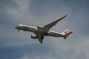 Singapur  Republik Singapur  Airbus A350 Passagierflugzeug der Air China beim Landeanflug auf den Flughafen Changi