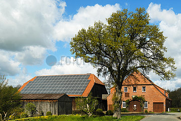 Deutschland  Bremen - Solarzellen auf dem Dach eines Bauerhhofs