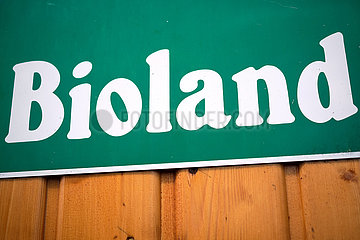 Deutschland  Bremen - Bioland-Logo an einem Bauernhof
