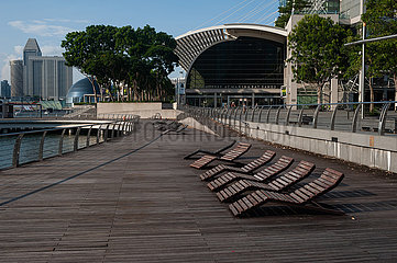 Singapur  Republik Singapur  Leere Liegestuehle entlang der Uferpromenade in Marina Bay waehrend der Coronakrise
