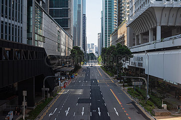 Singapur  Republik Singapur  Wenig Verkehr auf einer Strasse im Geschaeftszentrum waehrend der Coronakrise