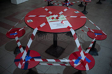 Singapur  Republik Singapur  Mit Flatterband abgesperrter Tisch in Chinatown waehrend der Coronakrise