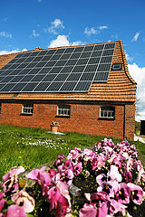 Deutschland  Bremen - Solarzellen auf dem Dach eines Bauerhhofs