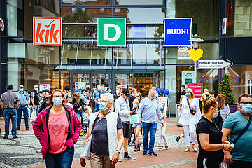 Shopping Ansturm mit Masken am Verkaufsoffenen Sonntag