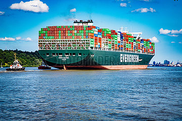 Containerschiff Ever Globe auf der Elbe
