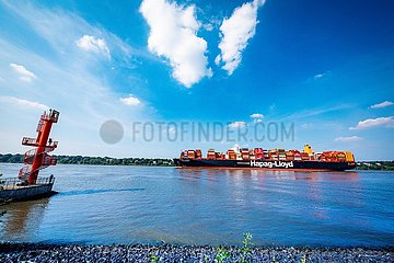 LNG Containerschiff Brussels Express auf der Elbe