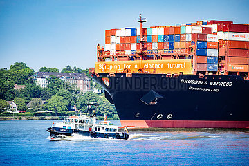LNG Containerschiff Brussels Express auf der Elbe