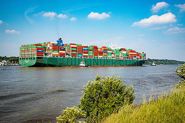 Containerschiff Thalassa Hellas auf der Elbe