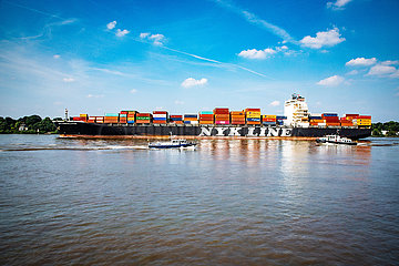 Containerschiff Nik Constellation auf der Elbe