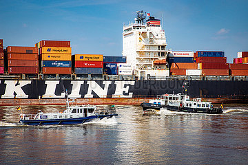Containerschiff Nik Constellation auf der Elbe